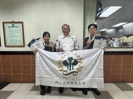 兩位選手與賴顧賢指導老師合照圖片